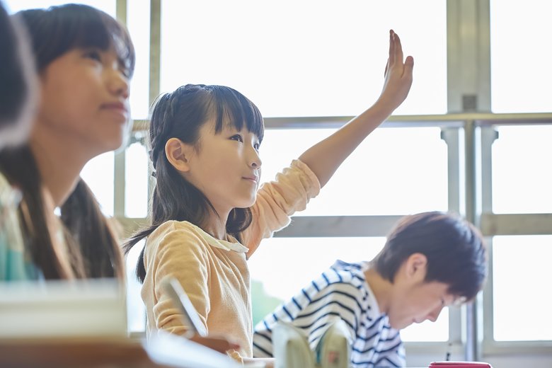授業中に手をあげる女の子