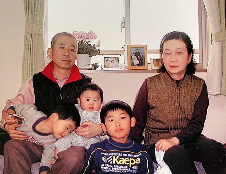 茨城の実家を離れ、加倉井さん一家と同居を始めた頃のご両親。3人のお孫さんと。