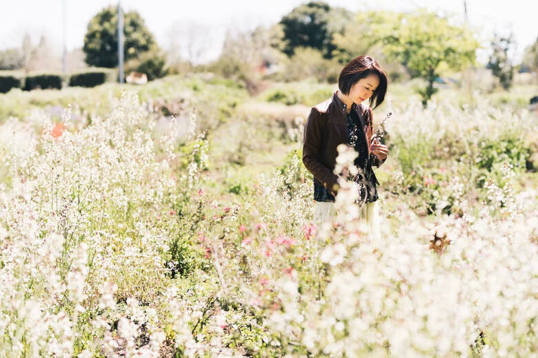 ハーブ園でリラックスした笑顔を見せる宮崎さん