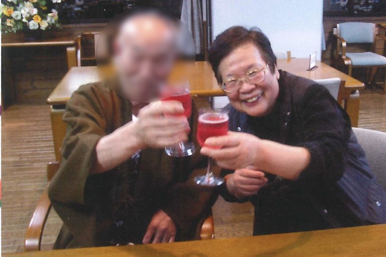 長年連れ添ったおじいちゃん（ご主人）と乾杯！