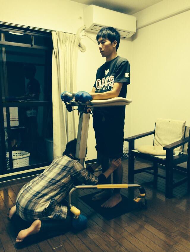 もう一度歩く日を目指して、立位訓練を続けている