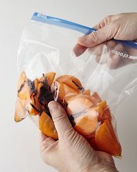 【にんじんの塩昆布漬け】
ジッパー式保存袋にすべての材料を入れ、袋の上からよくもんで、密閉する。冷蔵室でひと晩おく（時間がないときは、すぐに弁当箱に詰めても）。