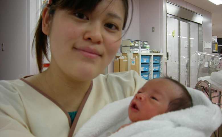 低体重で生まれた息子さんを抱く当時の加藤さん