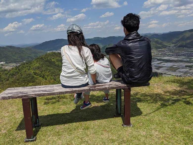 今井紀明さんとパートナー、娘さん