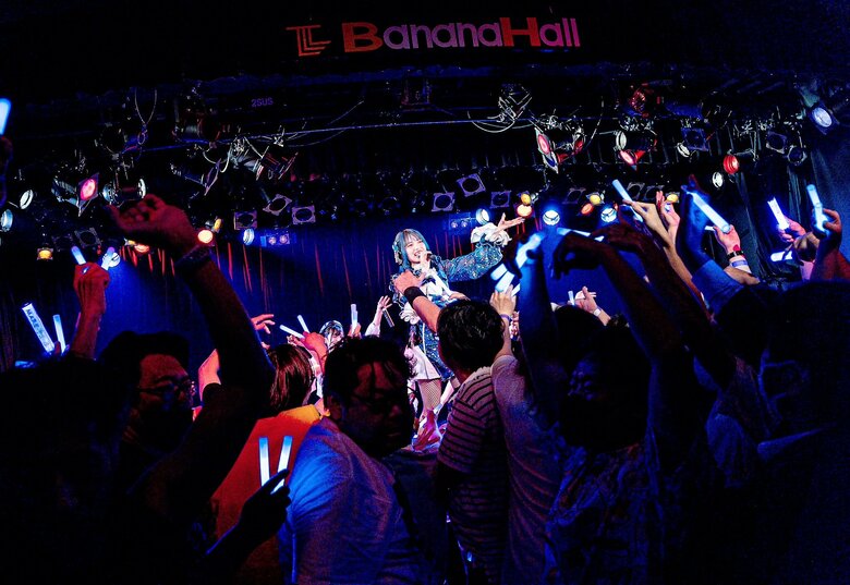 まりえ（42）デビューライブの様子