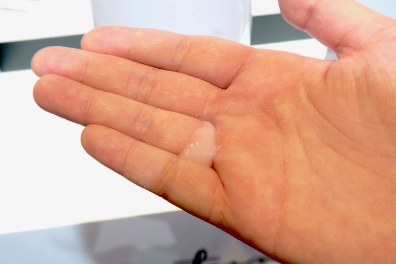 ▲スキンケアは2ステップ。1ステップ目の美容液を付けたら、