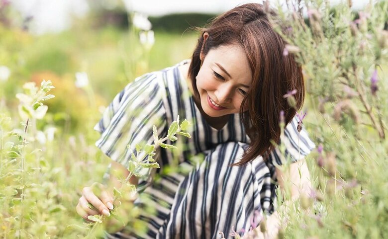 ハーブ園でリラックスした笑顔を見せる宮崎さん