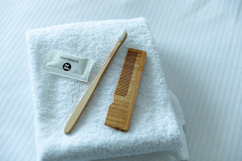 ヒルトンでは、環境へ配慮すべく極力使い捨てプラスチック製品を使用しない取り組みを続けている。「ダブルツリーbyヒルトン京都東山」では、竹製の歯ブラシとくしを使用