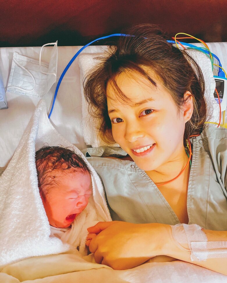 出産後の奈津子さんとお子さん