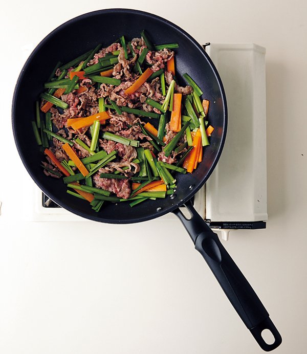 【具を炒める】ごま油を熱し、レタス以外の野菜をしんなりするまで炒める。肉、Cを順に加えて炒める合わせる。