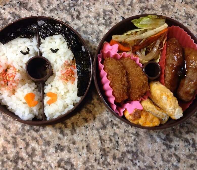 キャラ弁（右）キスをしている人