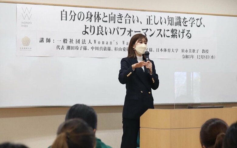 壇上に立って講演する潮田さん。この日は学生向けのセミナーを開催した