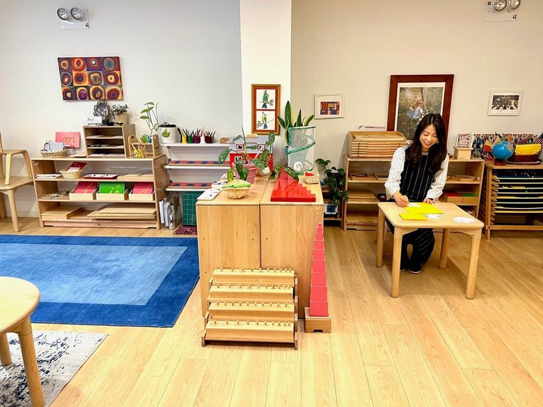 幼稚園の教室で準備をする久保さん