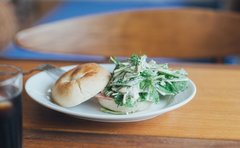 暑い夏がやってきた。「夏の日差しとハーブサラダのベーグルサンド」