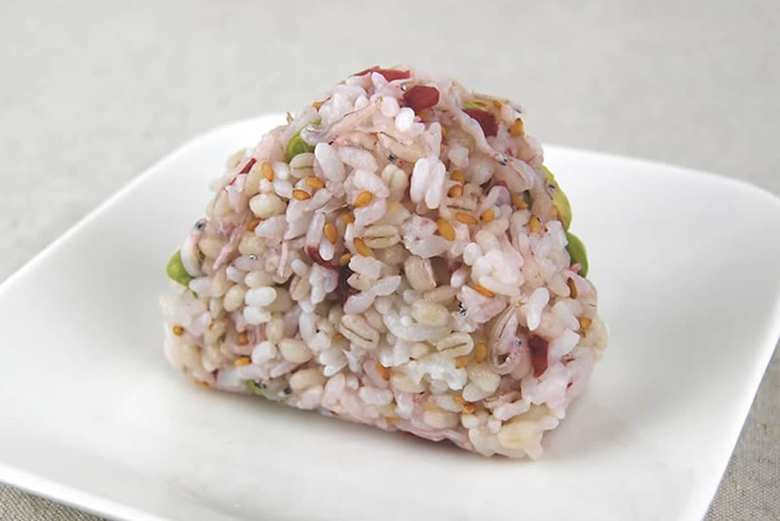 ナチュラルローソン 「もち麦入り枝豆と梅しらすのおにぎり」の実食画像