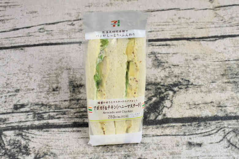 セブンイレブンのおすすめランチ「アボカド＆チキン（ハニーマスタード）」のパッケージ画像