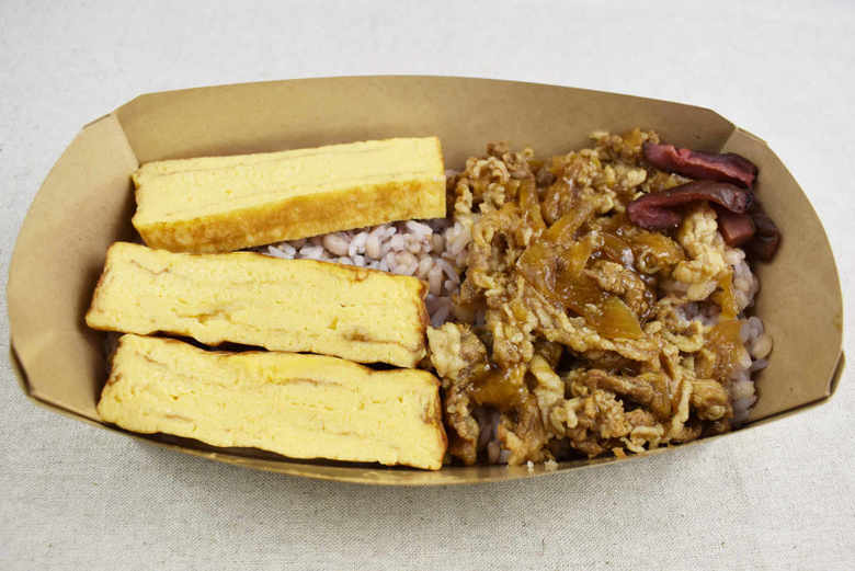 ナチュラルローソンのおすすめお弁当「玉子焼と山椒香る牛肉のお弁当」のパッケージ画像