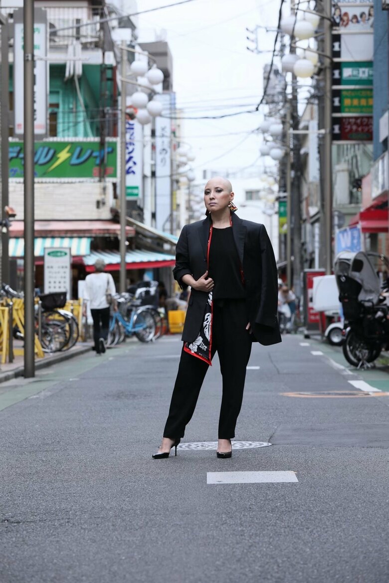 街角で撮影中の光子さん