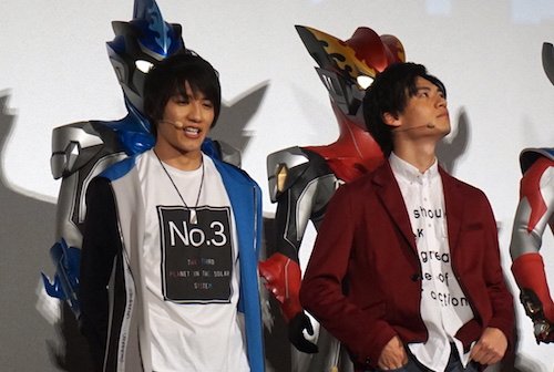 涙をこぼさぬよう天井を見つめる平田さん