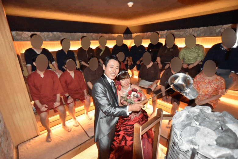 参列者のファンの皆様にキャンドルサービスならぬ蒸気サービスをする様子