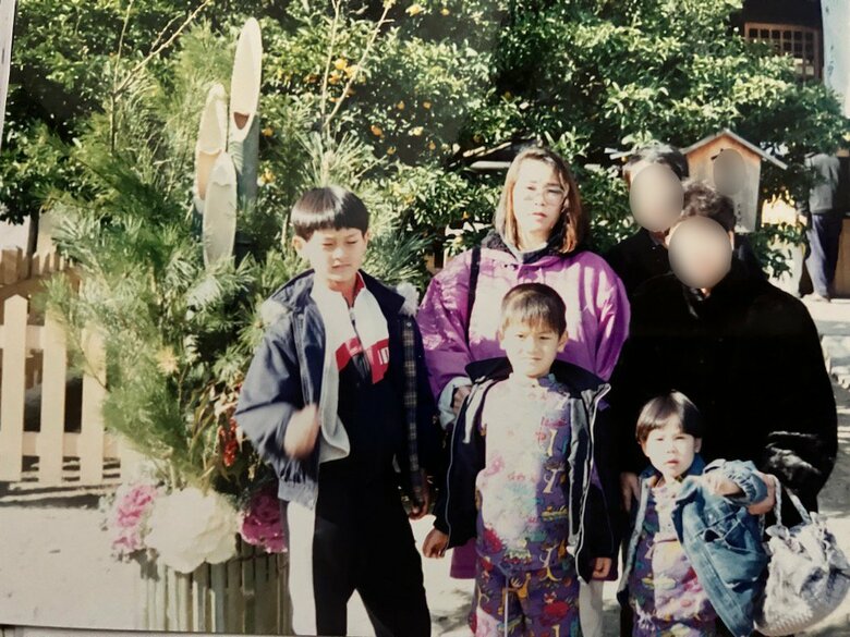 家族写真　左から有さん、郁代さんと翔さん、賢太さん