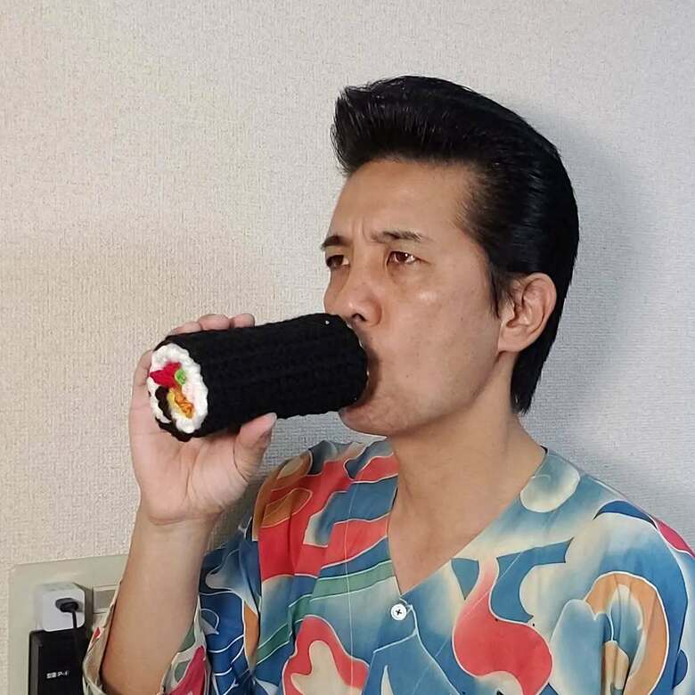 恵方巻きと思いきやアイコスを吸うための編み物アイテム