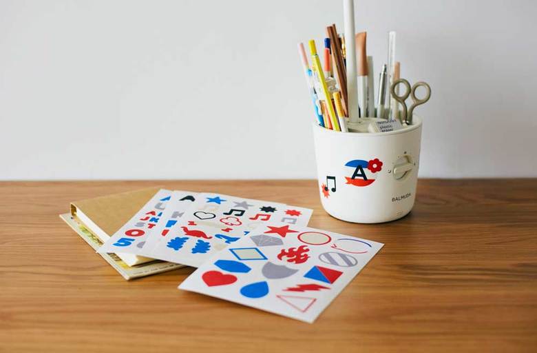 ▲複数のステッカーを組み合わせて貼ることで、自分だけのデスクライトが完成する