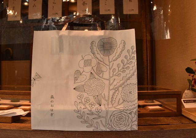 世界的作家の鹿児島睦さんがデザインした手提げ袋