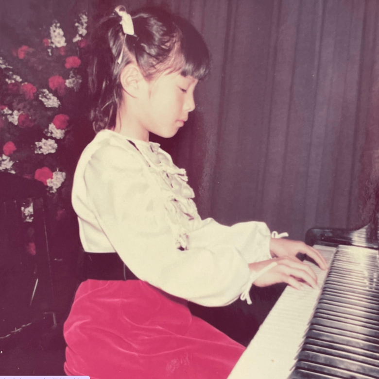 小学生の頃の水野さん。3きょうだいの真ん中として育った