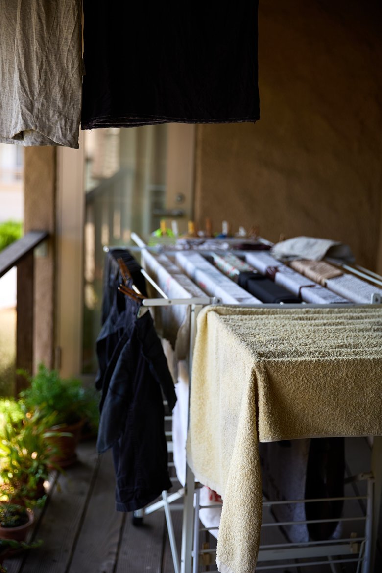 洗濯干しには「6翼物干しスタンド」を愛用中。バルコニーには深い軒があるため、多少の雨も大丈夫