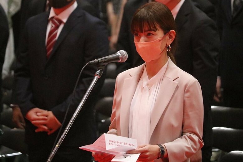 日本経済大学入学式にて新入生代表の宣誓をするスザンヌさん