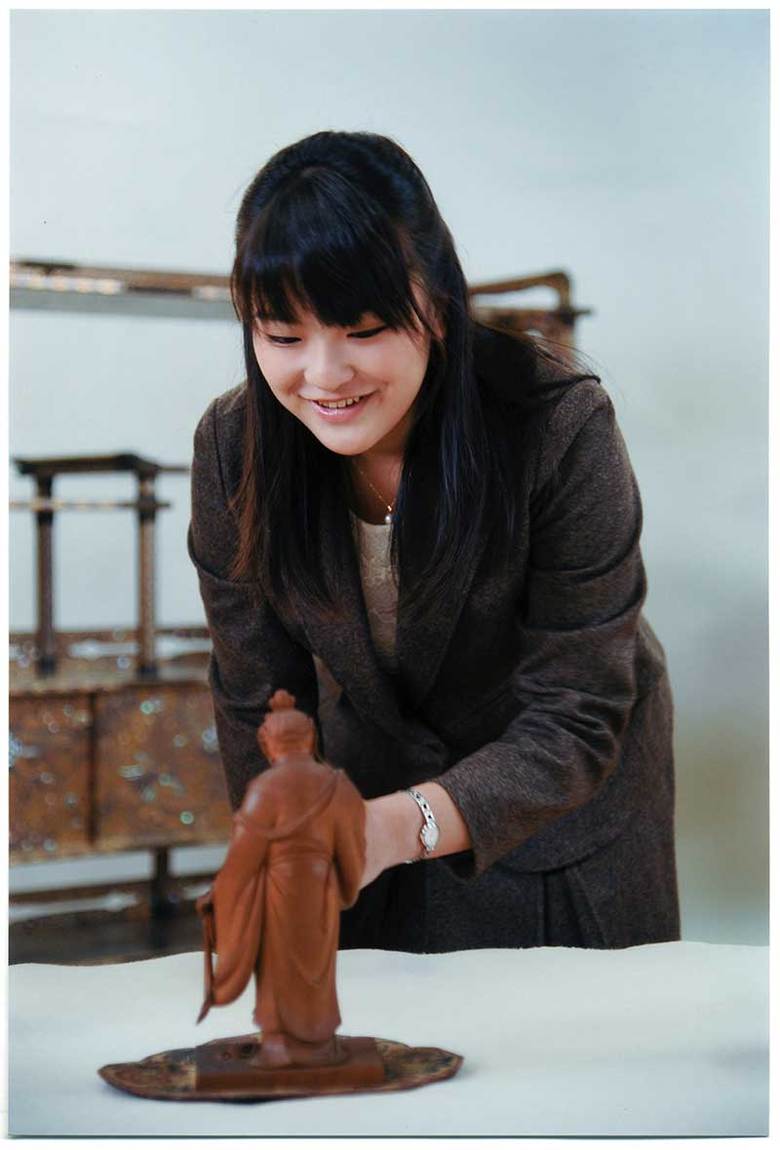 2011年10月8日。美術品をご覧になる眞子さま（写真／宮内庁）