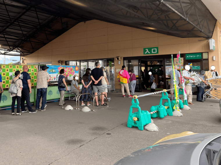 直売所での格安桃に並ぶ人々(c)福島市観光コンベンション協会