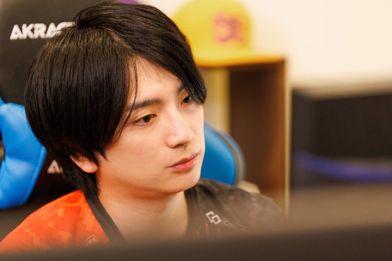 真剣なまなざしでプレイするふぇぐさん