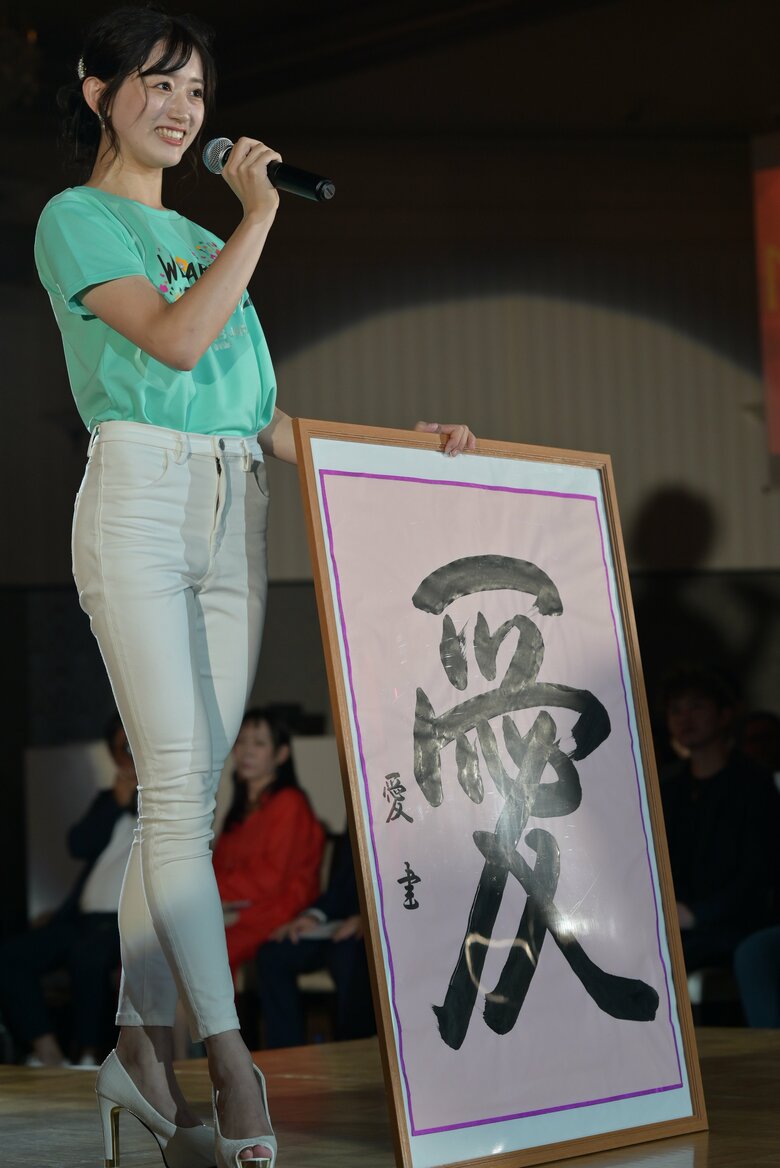 佐賀大会で書道を披露する吉田さん