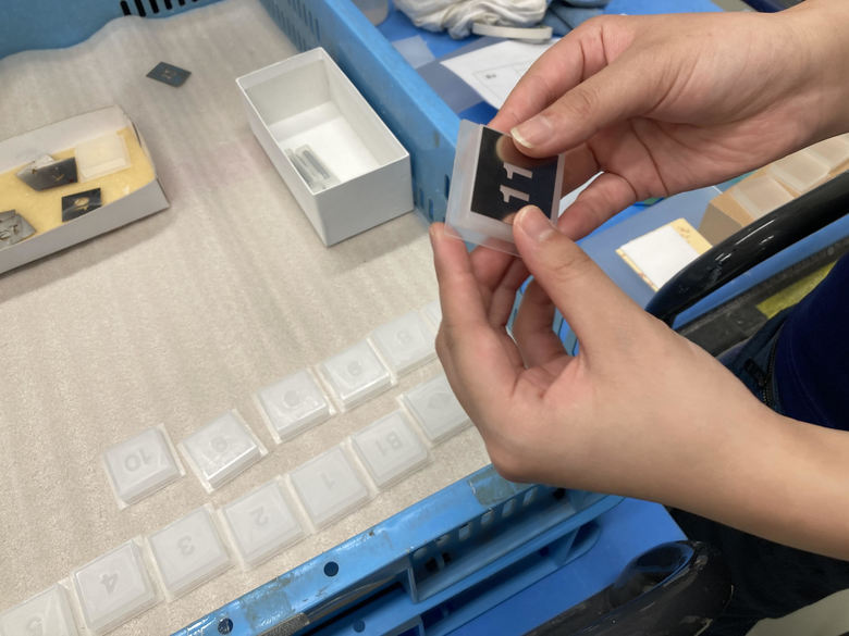 エレベーターボタンの制作の様子