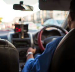 助手席で寝るのはマナー違反じゃない!?家族とのドライブ中にイラつく行動とは