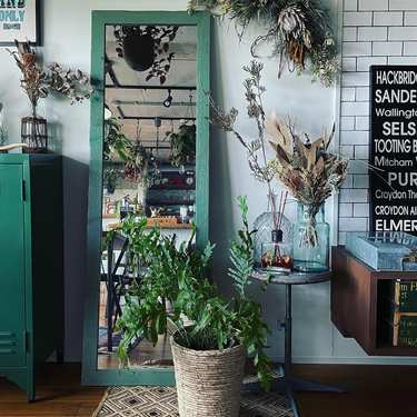 「グリーンの飾り方が参考になる!!」築25年2LDKのマンションで楽しむインダストリアルな空間