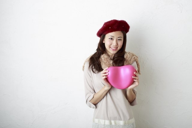 ベレー帽をかぶって微笑むママの画像