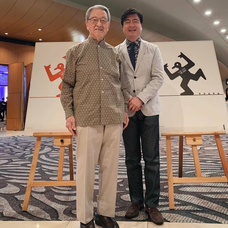 ジョン・カビラさんと父の朝清さん