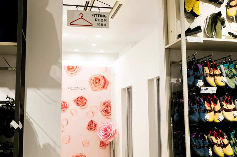 ワークマン女子のフォトスポット 薔薇のパネル