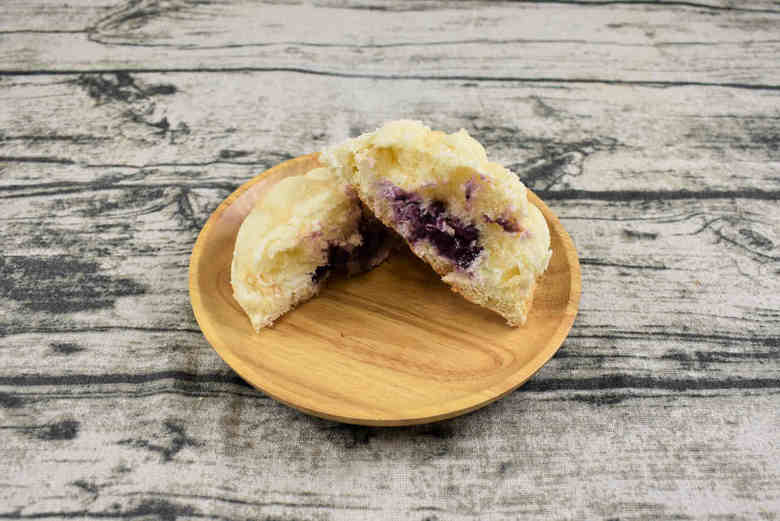 ローソンのおすすめ菓子パン「チーズケーキ！？ メロンパン」の断面画像