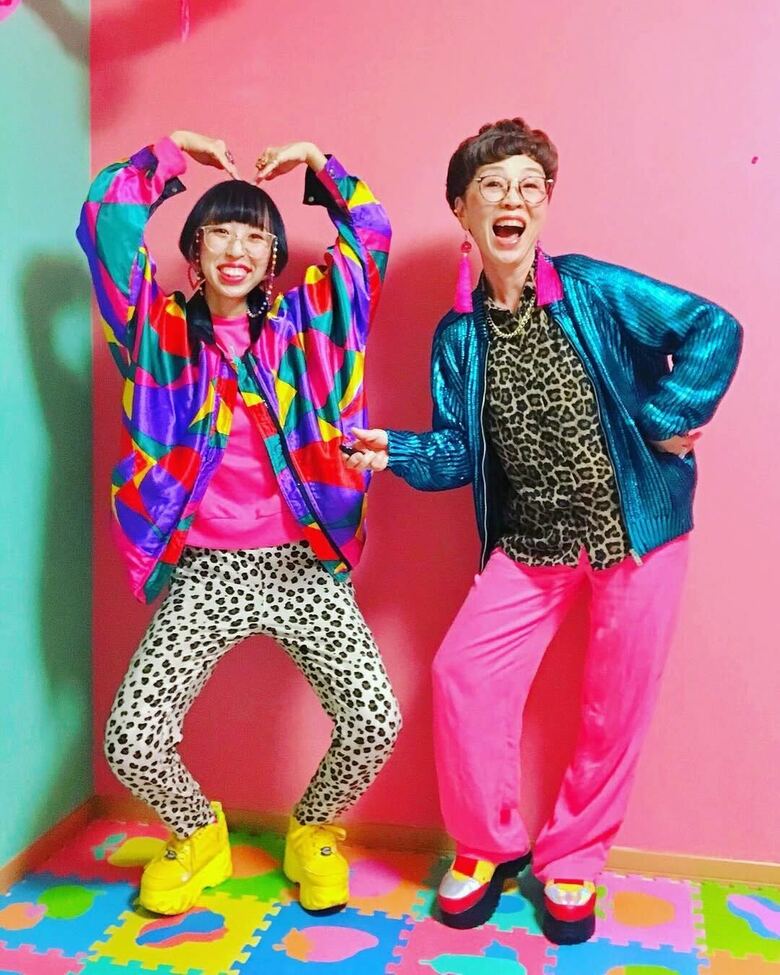 長女で漫画家のキシダチカさんと。服をシェアすることも多いそう