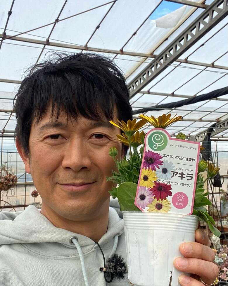 ロケ中。花「アキラ」と運命の出会いも（Instagramより）