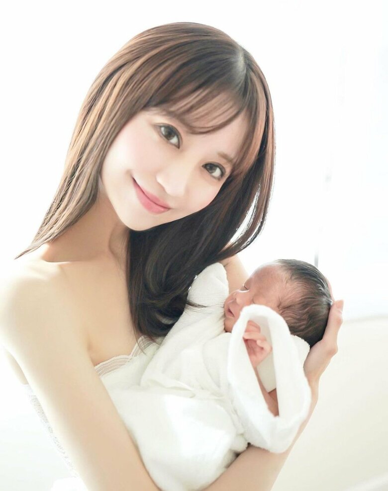 娘さんが新生児の頃の親子ショット