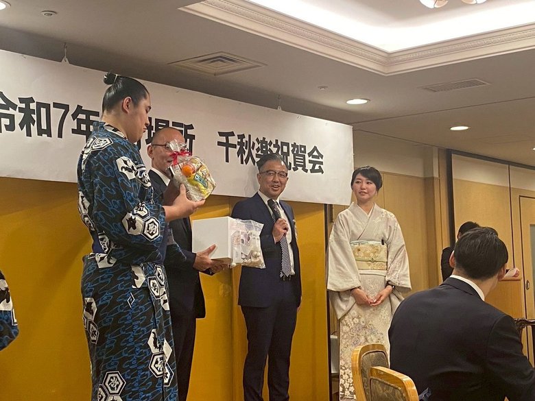 千秋楽の祝賀会などの準備も、おかみの大事な仕事のひとつ
