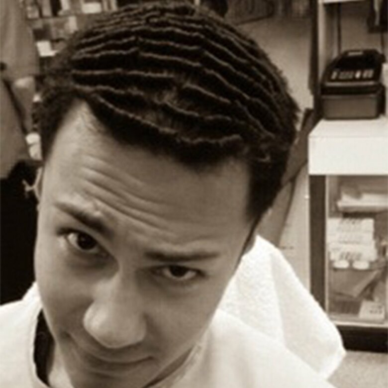 パンチパーマをかけるユージさん