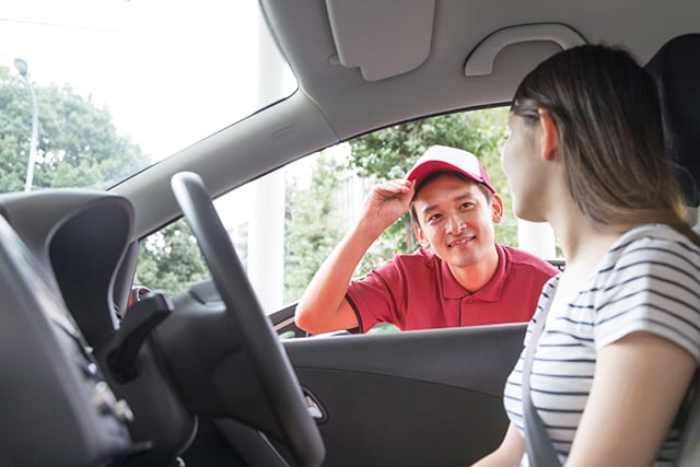 ガソリンを入れる女性のイメージ