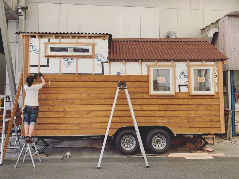 外壁に板を乗せていく