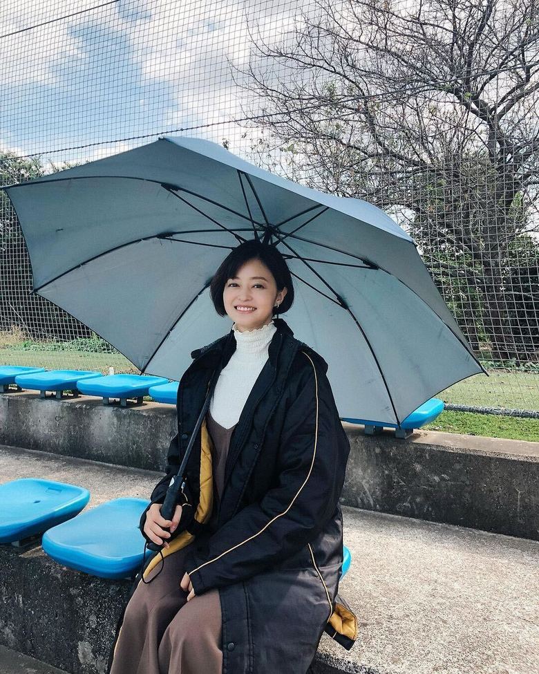 撮影の合間にほっとひと息つく小林さん